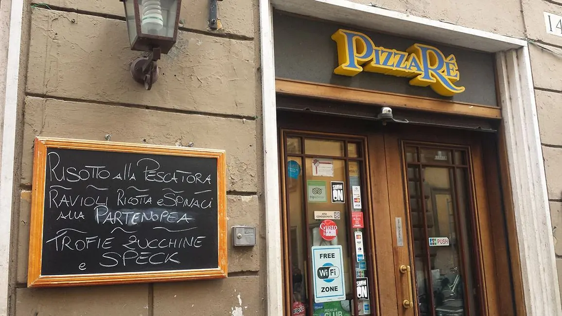 L’insegna e l’ingresso di PizzaRé