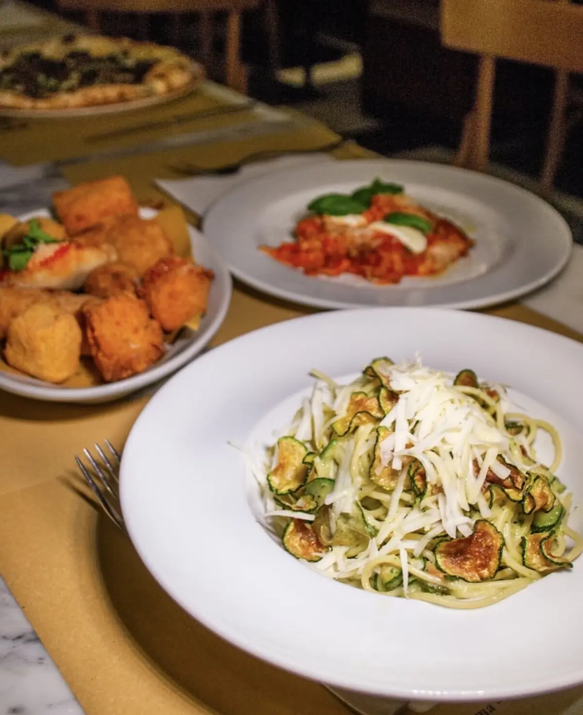 Pasta alla Nerano e fritti vari a tavola