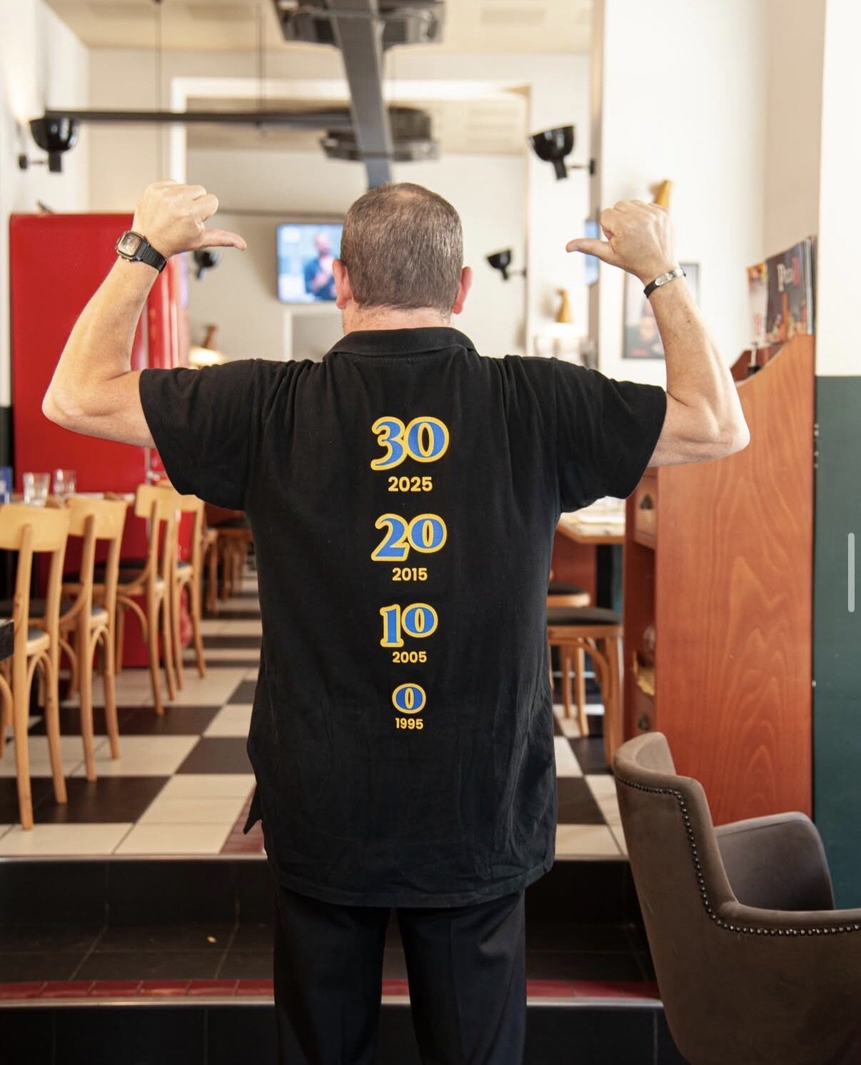 Lo staff di PizzaRé in sala, polo dei trent’anni 1995–2025