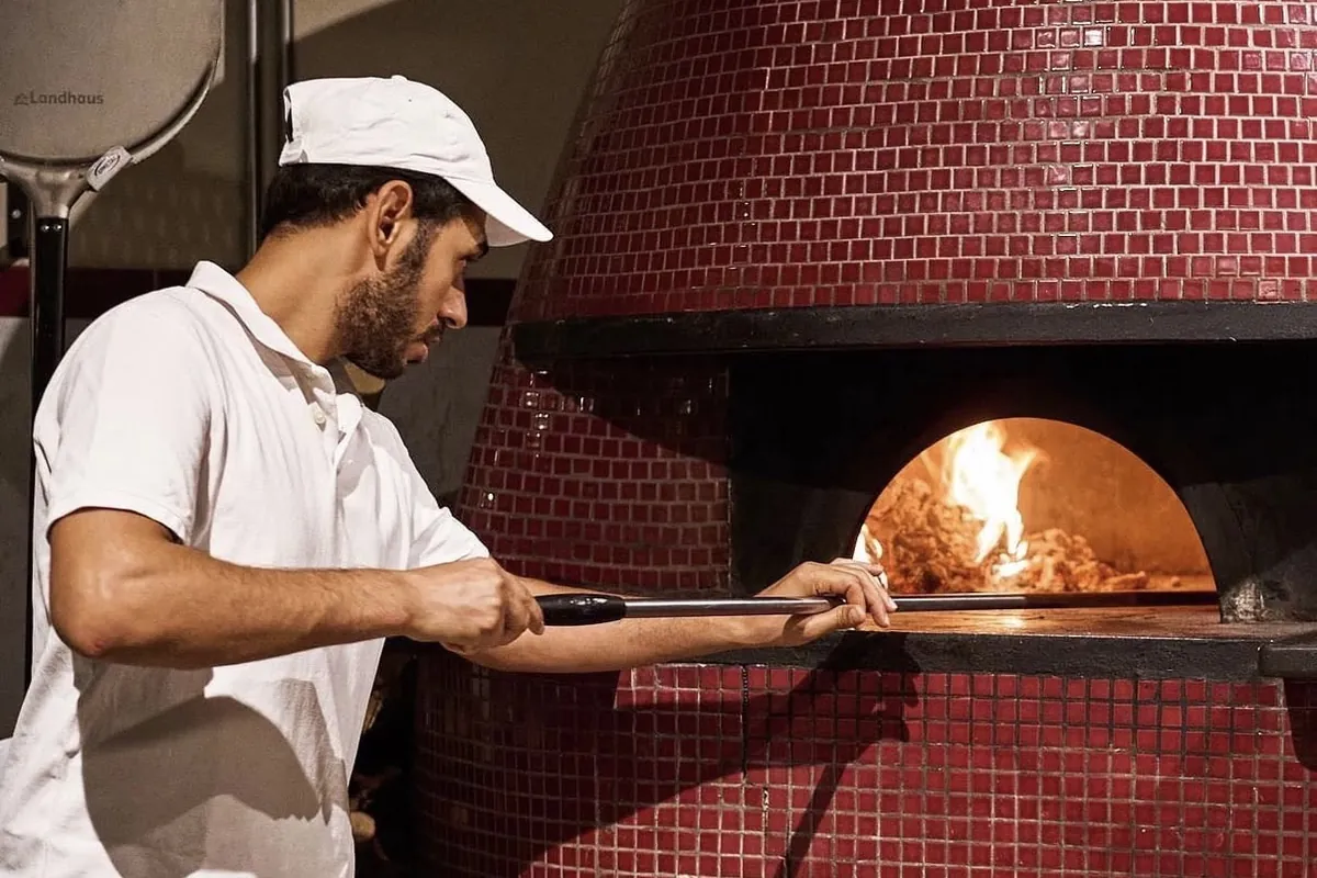 Il pizzaiolo al forno a legna di Pizzare77